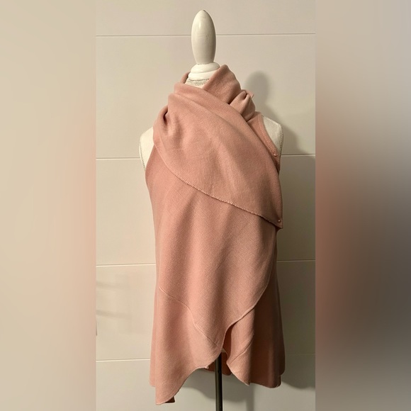 4 in 1 VERSATILE Shawl, Vest, Hoodie,  & Poncho-1 Size Preowned  New Condition - Picture 7 of 12